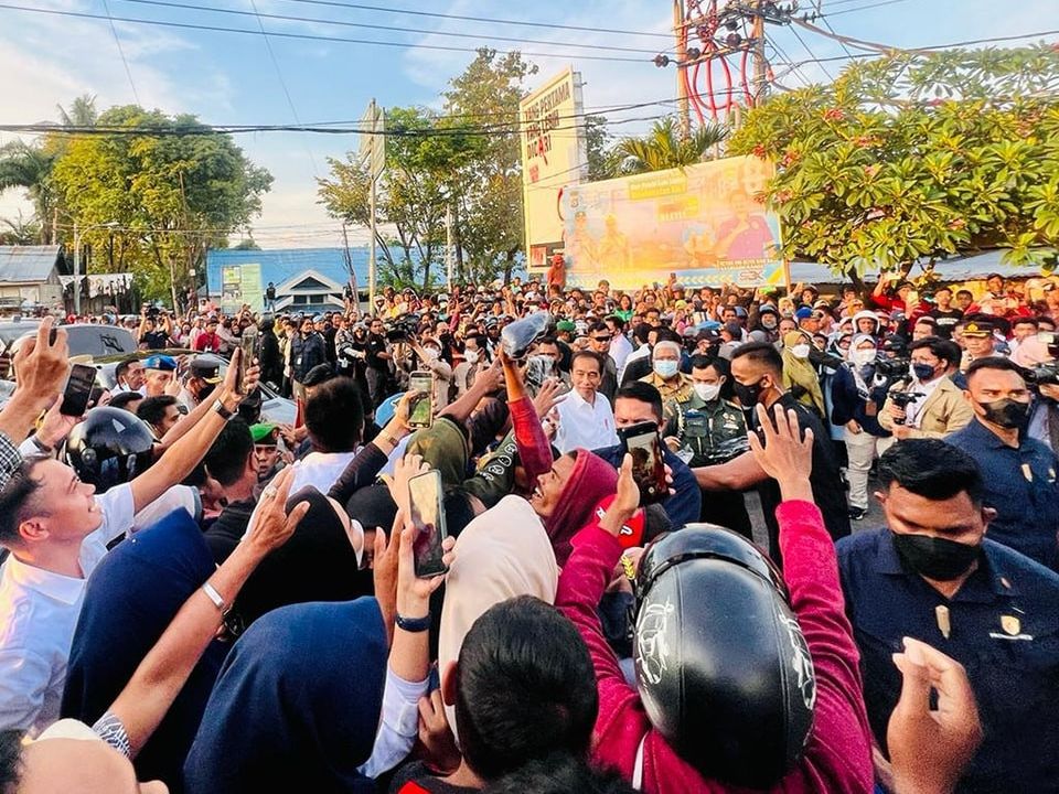 Uniknya Massa di Baubau Sultra, Minta Dilempari Baju oleh Jokowi