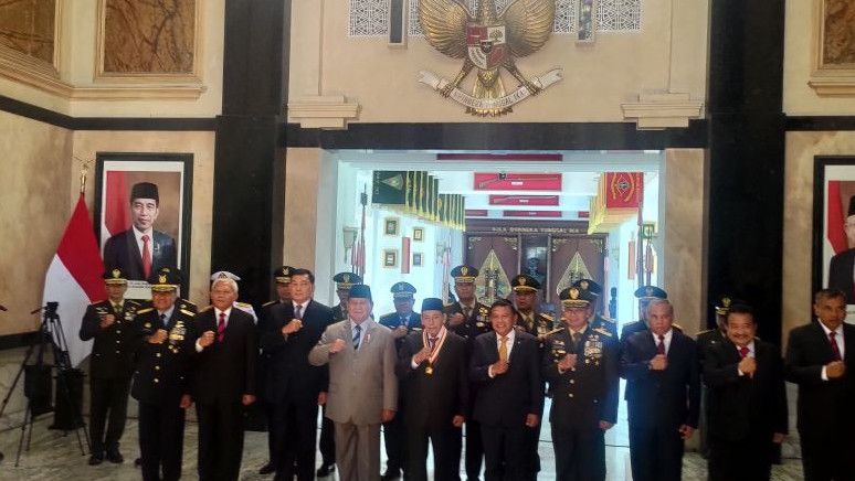 Prabowo Beri Penghargaan Dharma Pertahanan kepada Habib Luthfi: Tokoh Agama yang Utamakan Kerukunan