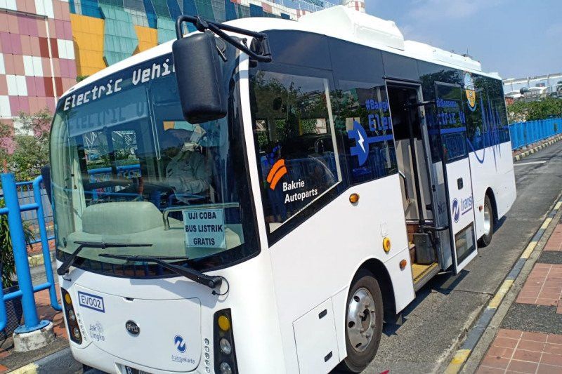 TransJakarta Uji Coba Bus Listrik di Jakarta