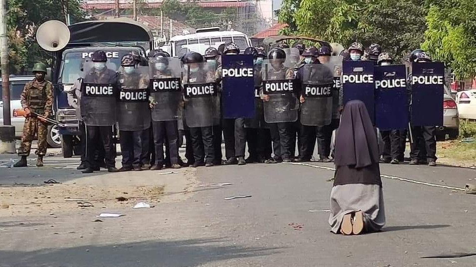 Selamatkan Demonstran, Aksi Berlutut Suster Depan Polisi Myanmar Viral