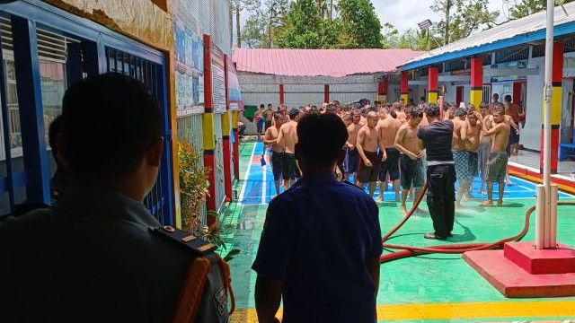 PDAM Bermasalah, Tahanan Lapas Talu Disemprot Pakai Air Pemadam Kebakaran