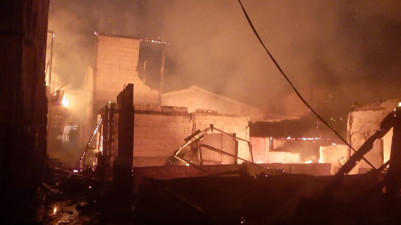 8 Rumah dan 2 Gudang di Cengkareng Jakbar Terbakar Diduga Akibat Korsleting Listrik