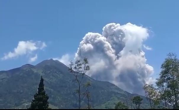 Gunung Merapi Muntahkan Awan Panas, Potensi Bahaya 7 Kilometer