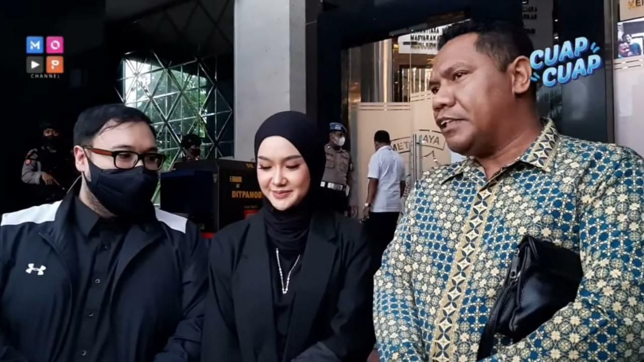 Cita Citata laporkan stasiun TV (Foto: YouTube/MOP Channel)