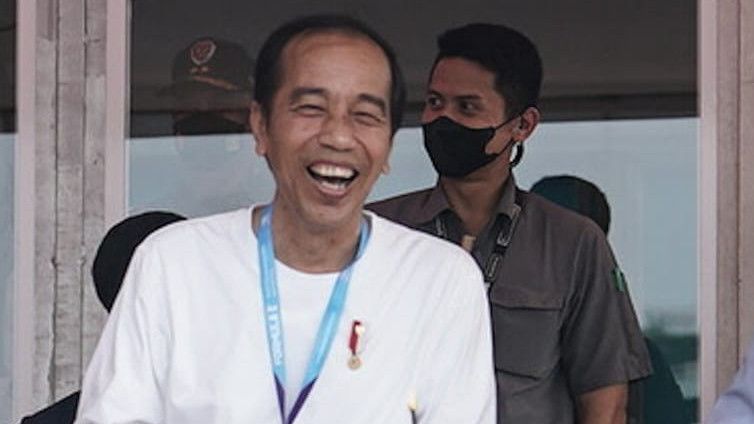 Jokowi Tertawa Saat Merespons Aksi Prabowo yang Menamai Koalisinya 'Koalisi Indonesia Maju'