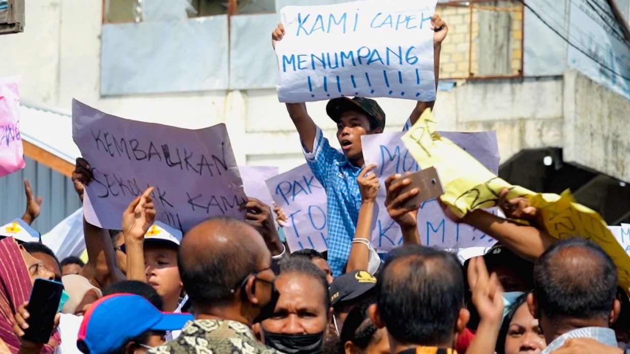 Momen Jokowi Sambangi Aksi Demonstrasi Saat Melintas di Jayapura: Ada Apa Ini?