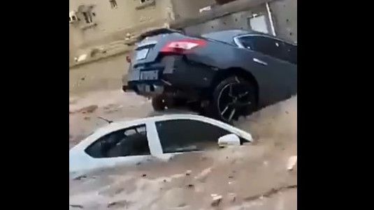 2 Orang Tewas dan Penerbangan Ditunda Akibat Banjir Besar di Arab Saudi, Netizen: Sudah Akhir Zaman?
