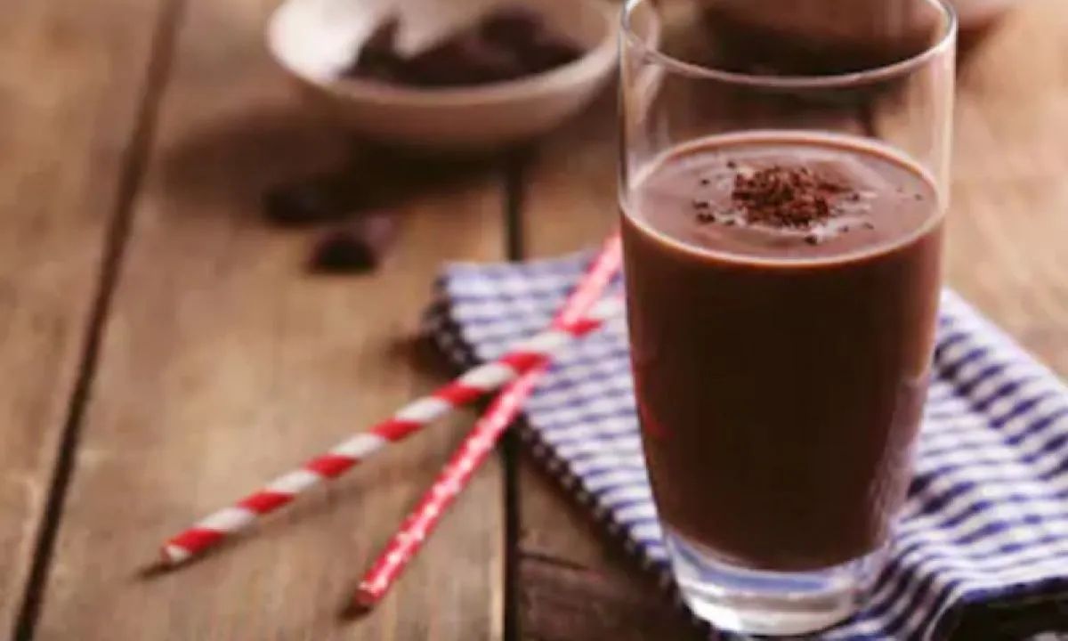 5 Manfaat Minum Susu Cokelat bagi Orang Dewasa