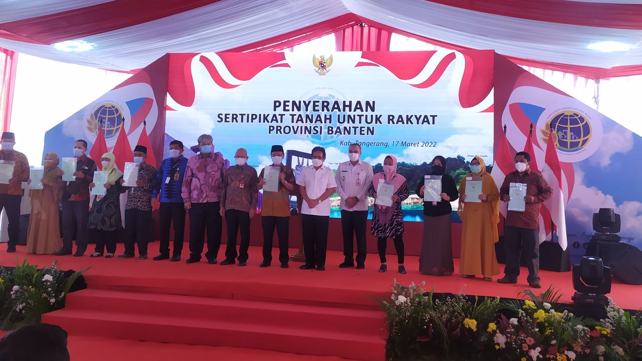 Aksi Menteri Sofyan Djalil Serahkan 2.989 Sertifikat Tanah di Teluknaga Tangerang, Tuntaskan Masalah Pertanahan