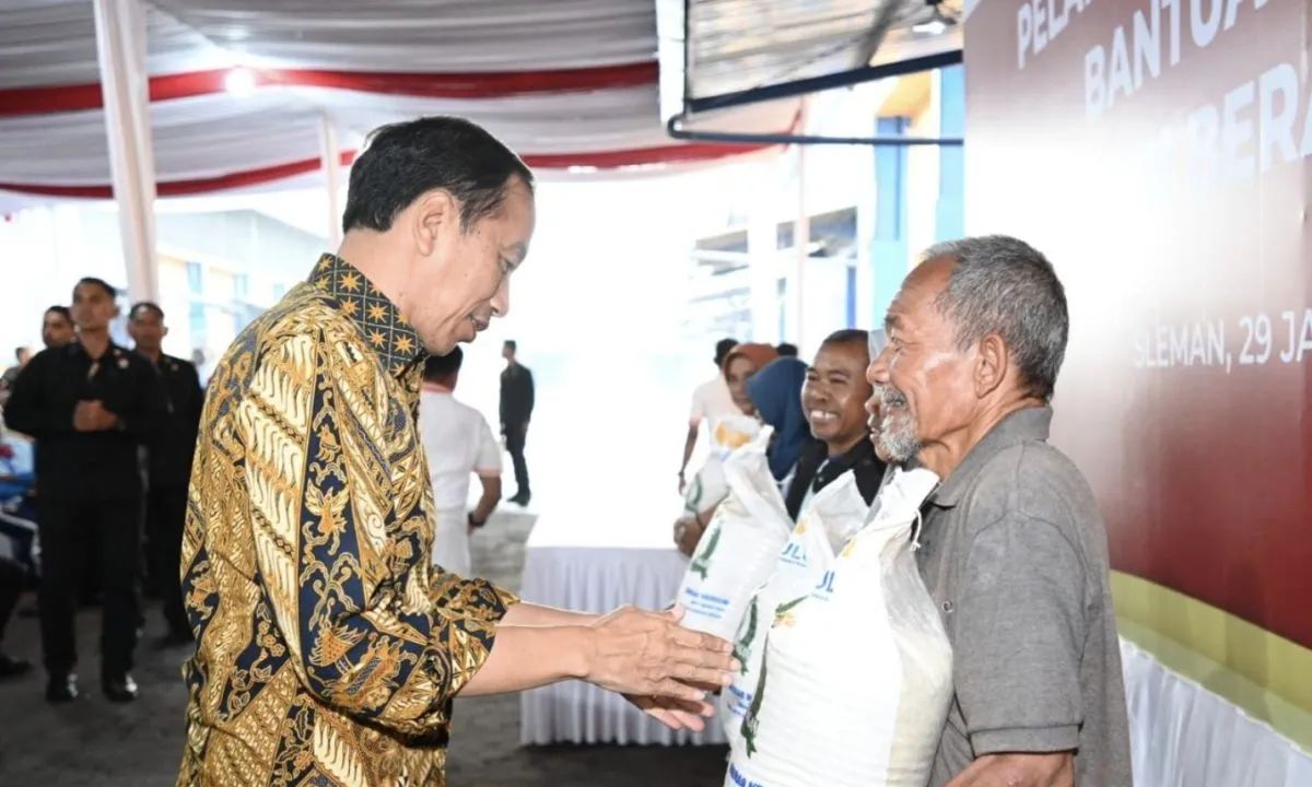 Presiden Jokowi Bagikan Bantuan Beras di Yogyakarta: Bantuan sampai Juni