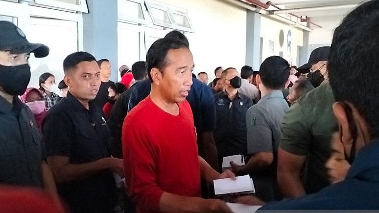 Jokowi Bagikan Sembako ke Buruh Gendong di Pasar Legi Solo, Warga: Alhamdulillah