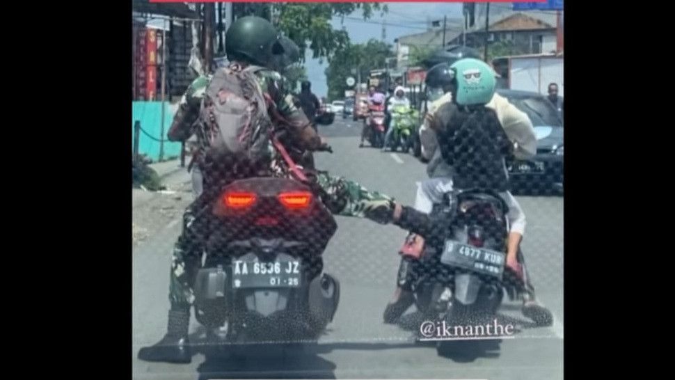 Viral! Oknum TNI Tendang Motor Ibu-Anak yang Berboncengan, Netizen Geram: Sok Jagoan!