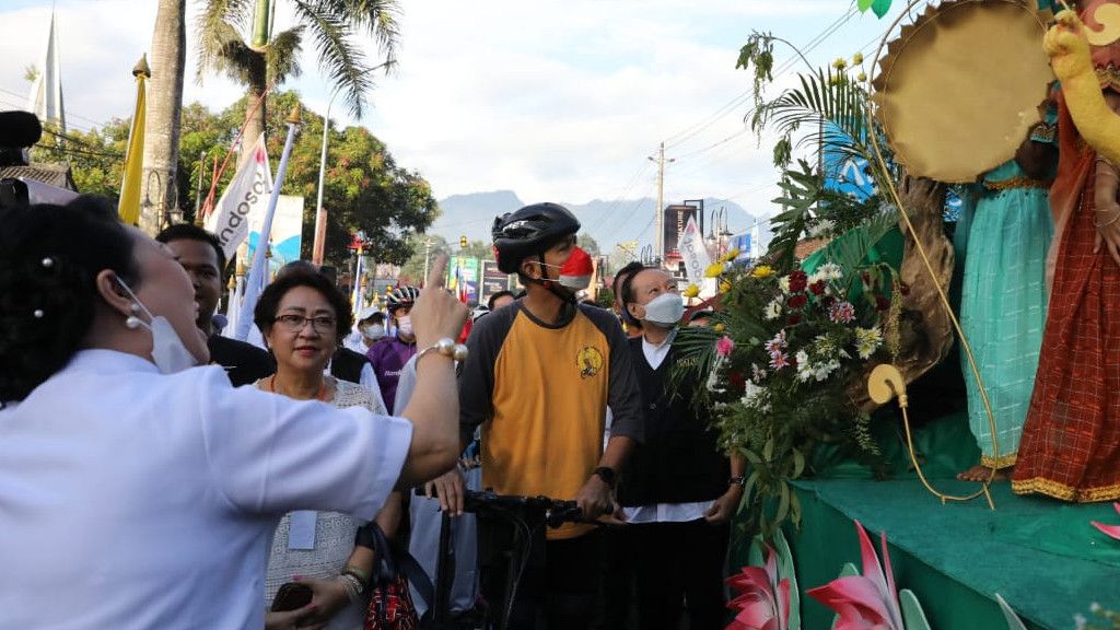 Parade Waisak Disambut Meriah oleh Warga Jateng, Ganjar: Semua Rindu Perayaan Besar