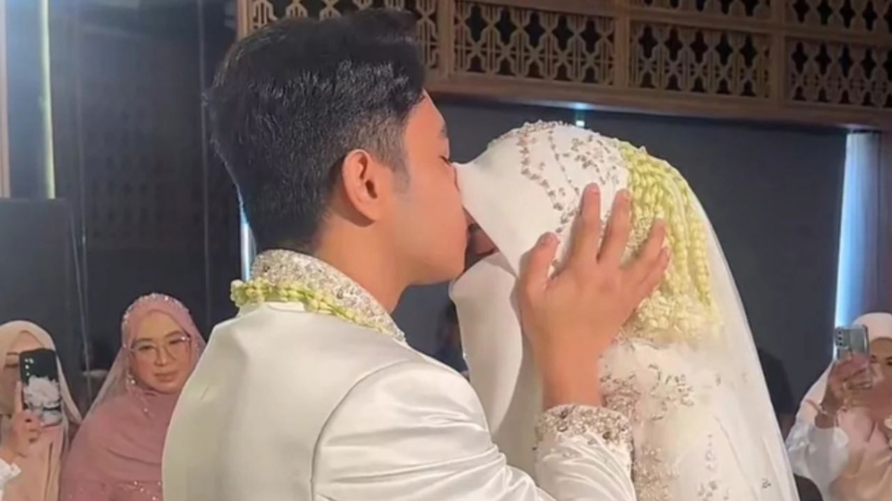 Momen Fiki Naki Resmi Nikahi Tinandrose, Tak Kuasa Tahan Tangis