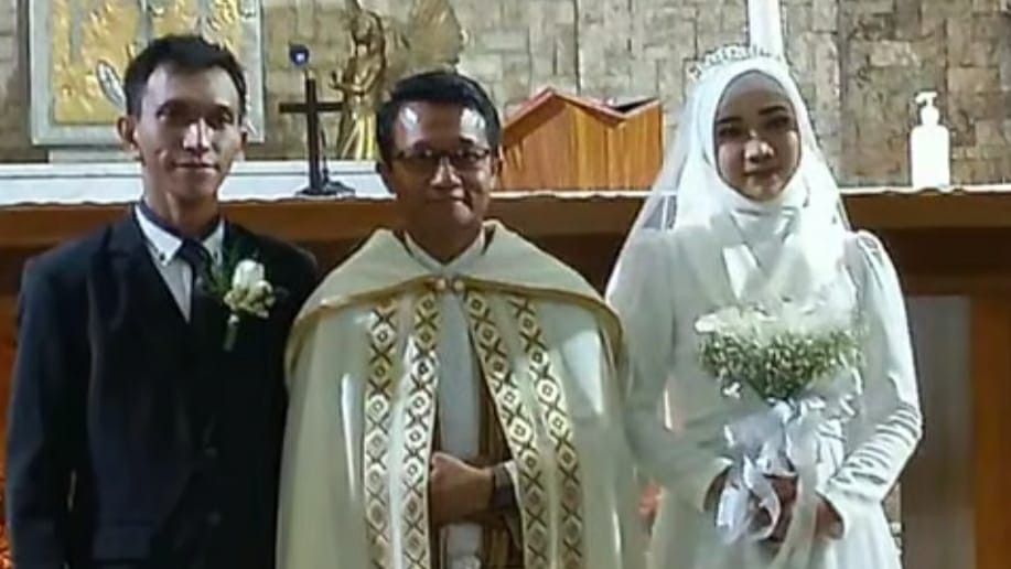 Viral, Perempuan Berhijab Jalani Pemberkatan Nikah di Gereja