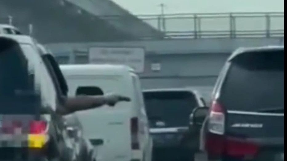 Viral Mobil Plat Dinas Pemerintah Todongkan Pistol ke Pengemudi Lain, Polisi: Kami Menunggu Korban Melapor