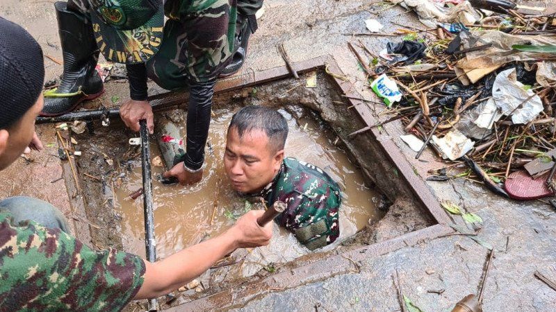 Aksi Angggota TNI Menyelami Parit untuk Bersihkan Sampah di Sumedang