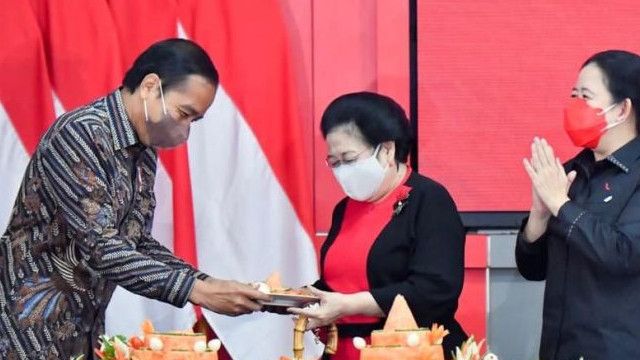 Rayakan Ulang Tahun Jokowi di Rakernas PDIP, Megawati Beri Kejutan Nasi Tumpeng Merah