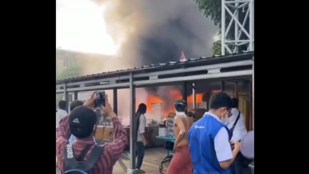 VIral, Kebakaran di Kios Stasiun Pasar Senen Jakpus, 28 Personel Damkar Langsung Dikerahkan