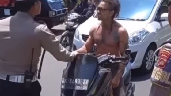 Viral, Bule di Bali Diduga Hina Polisi dan Ngamuk Usai Ditegur karena Tak Pakai Helm