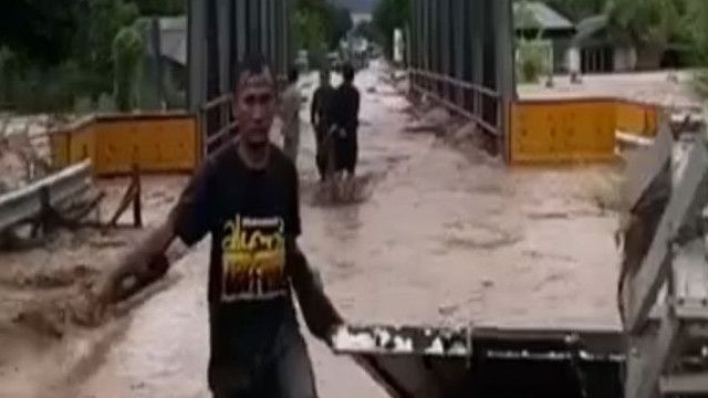 Arus Banjir di Touna Sulteng Seret Tujuh Rumah Warga, Turut Berduka