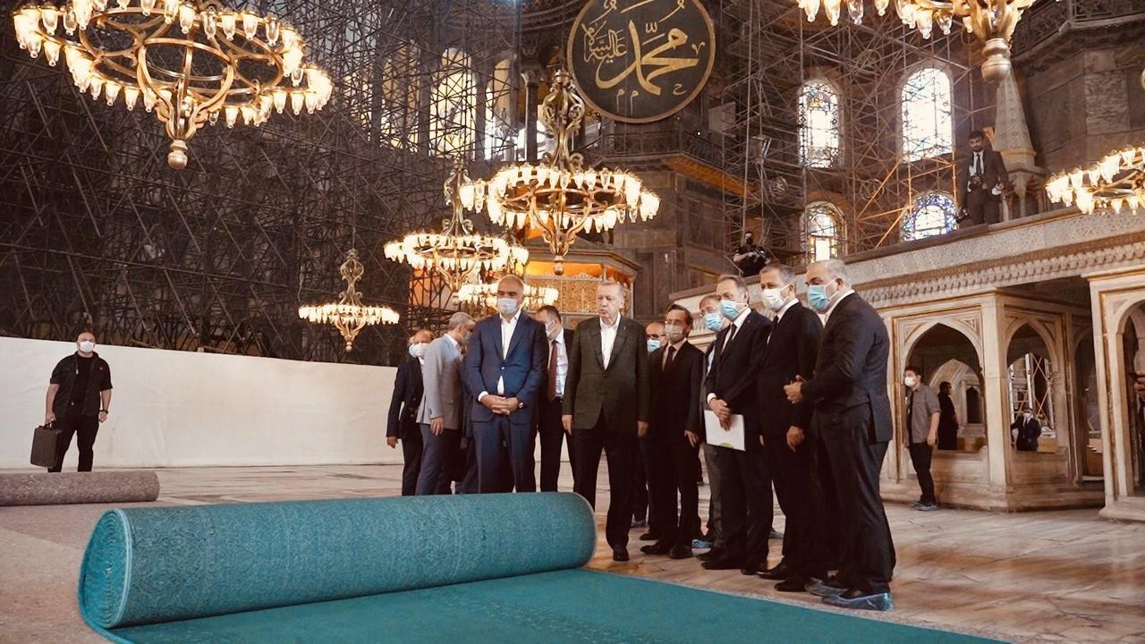Rombongan Presiden Erdogan melihat persiapan akhir Masjid Agung Hagia Sophia (Selami Haktan)