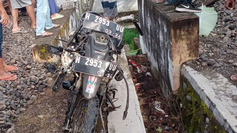 Kronologi Kereta Api Tabrak Sepeda Motor di Kaliwungu Kendal