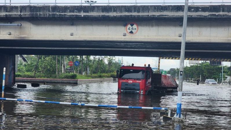 Parahnya Banjir di Kaligawe Semarang, Kendaraan Kecil pun Dilarang Melintas di Sana