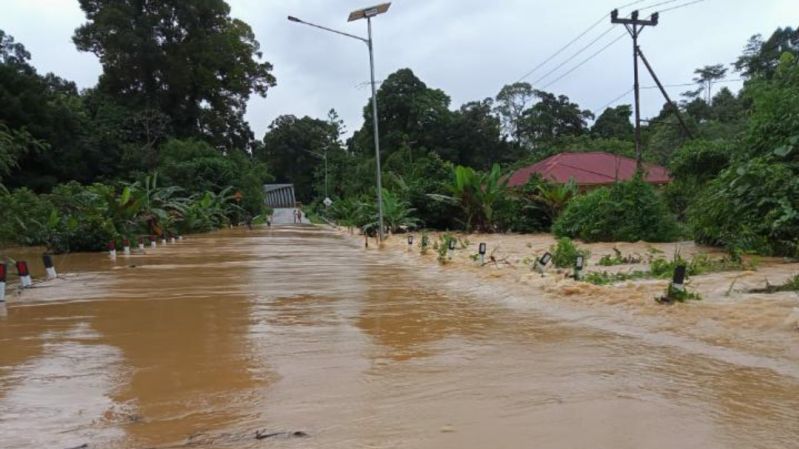 Jalan Nasional Perbatasan RI-Malaysia di Kapuas Hulu Terendam Banji Setinggi 40 Cm