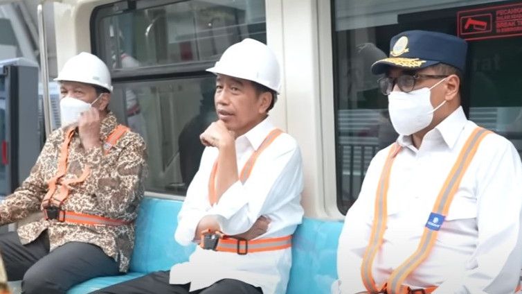 Jokowi Targetkan LRT Mulai Beroperasi Juni Tahun Depan