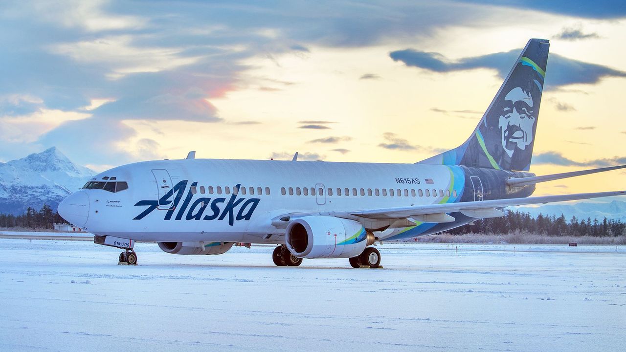 Kejadian Langka! Tabrak Beruang, Pesawat Alaska Airlines Malah Ringsek