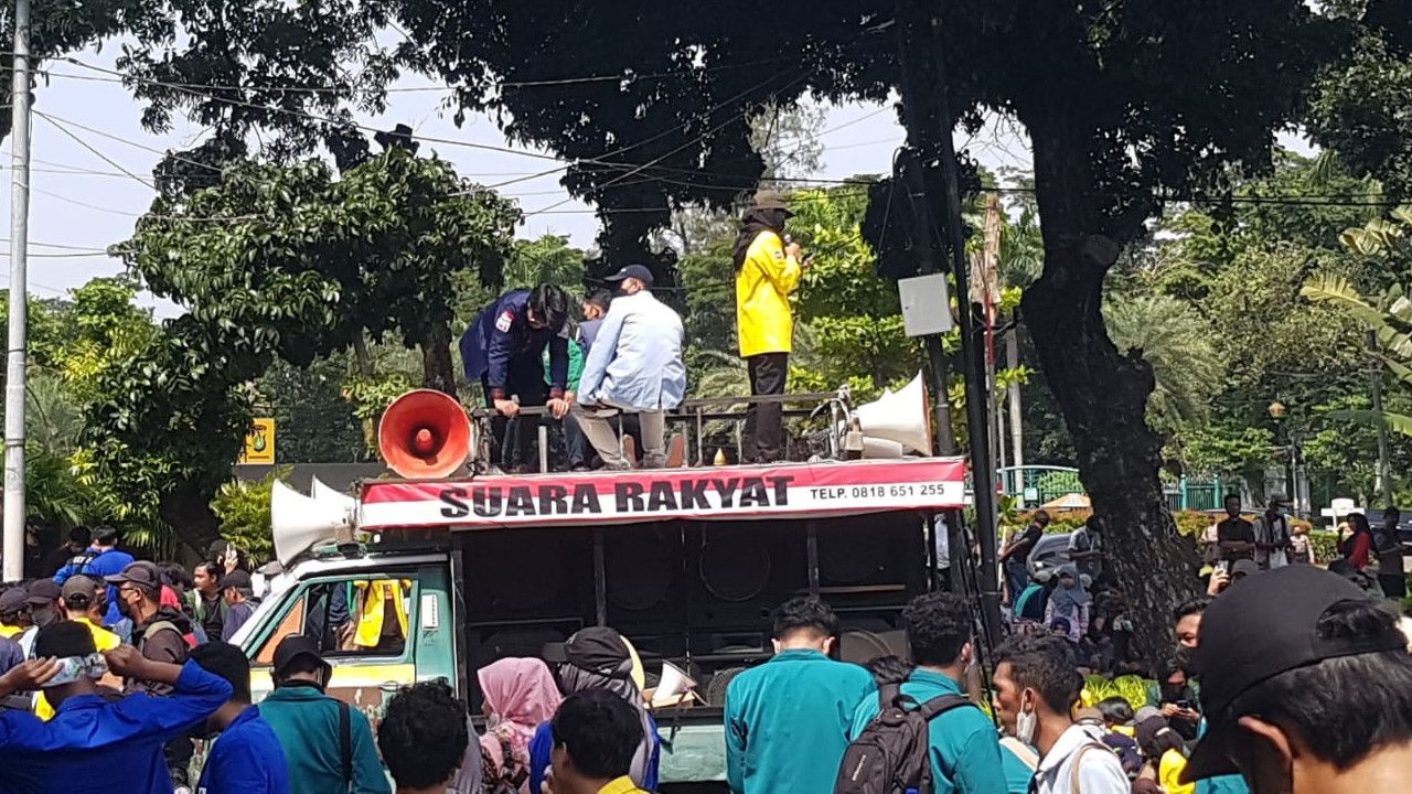 Situasi Terkini Demo BEM SI: Gagal Berorasi di Depan Istana, Hanya Sampai Patung Kuda