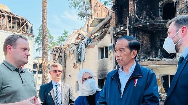 Diajak Ukraina Keliling Tinjau Apartemen yang Hancur Dibombardir Rusia, Jokowi: Menyedihkan Sekali..