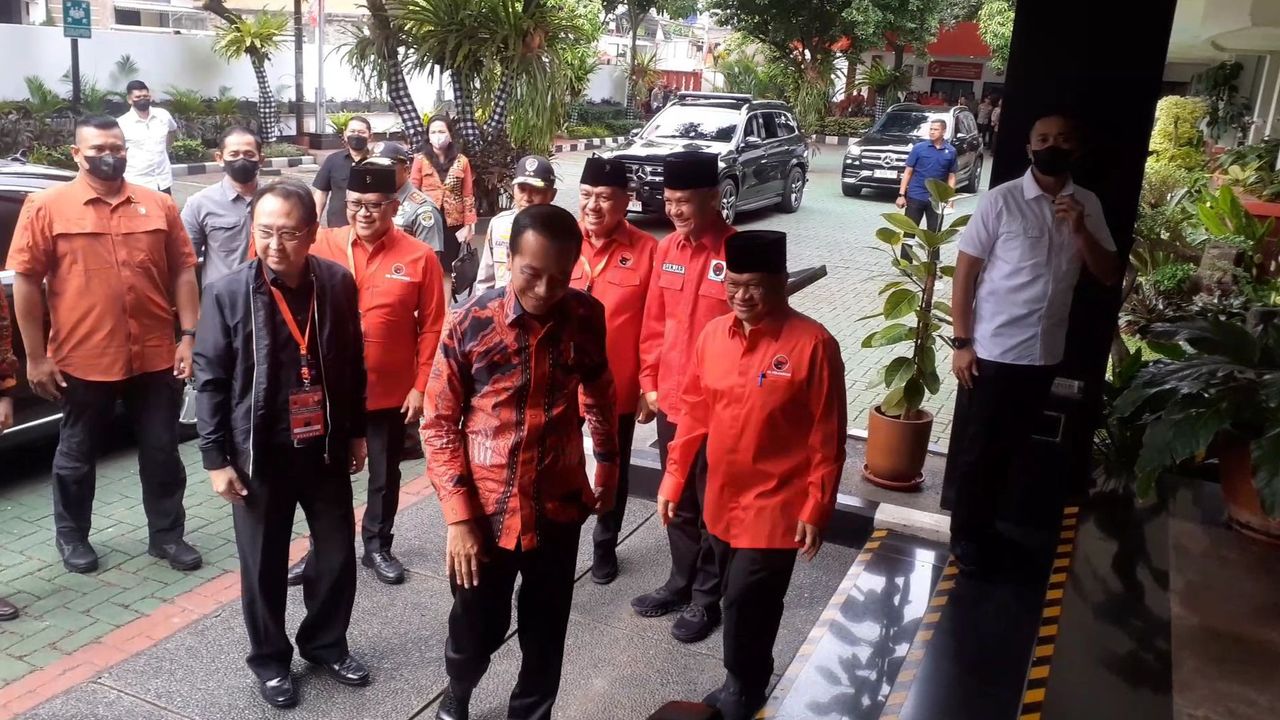 Senyum Sumringah Ganjar Saat Sambut Jokowi di Sekolah Partai PDIP Jakarta