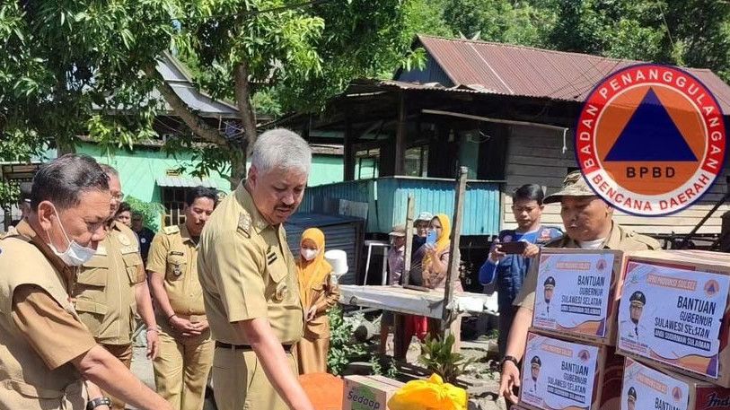 Bareng BPBD Sulsel, Gubernur Sudirman Bantu Korban Musibah Angin Kencang di Pinrang