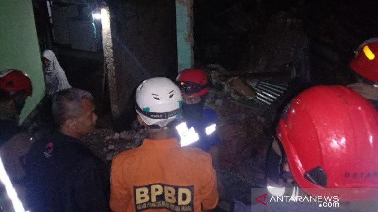 Pohon Beringin Berukuran Besar Tumbang dan Timpa Rumah Warga di Garut, 20 Warga Mengungsi