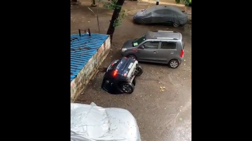 Video Momen Mobil di India Terhisap ke Dalam Sumur Sedalam 9 Meter