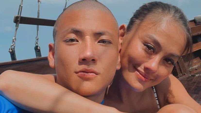 Pacar Agnez Mo Diisukan Pindah Agama Kristen Setelah Pamer Tato Salib, Netizen: Kasihan Mamanya Berhijab!