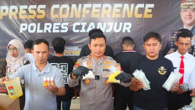 Polres Cianjur Tangkap Empat Pelaku dari Pabrik Rumahan Obat Terlarang, 300 Ribu Barang Bukti Diamankan