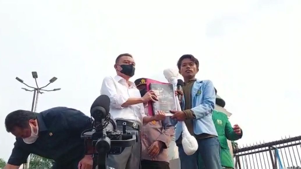 Pimpinan DPR Dapat Kado Korek Kuping Raksasa dari Demonstran, Dasco: Saya Simpan Jadi Kenang-kenangan