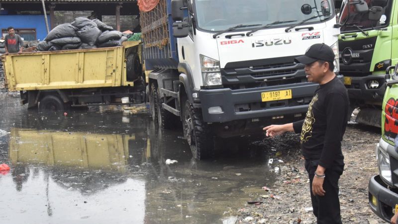 Dedi Keluhkan Kubangan Busuk di Terminal Truk Sampah Bandung