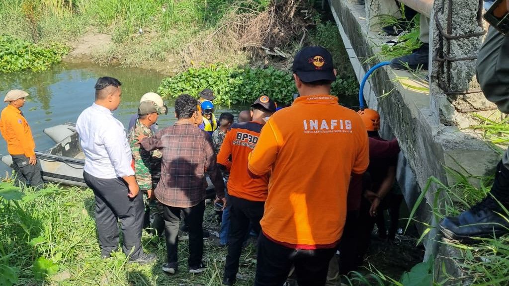 Tim SAR Terbantu Kalung Saat Temukan Jasad Balita yang Terseret Arus Selokan di Surabaya