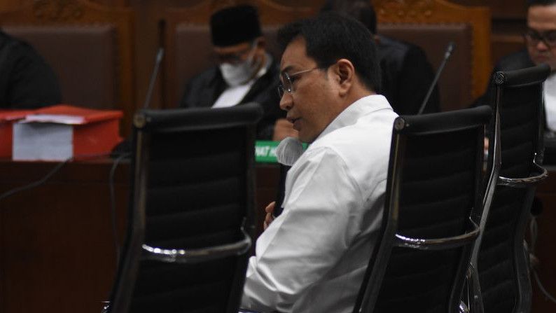 Momen Azis <span class="search-highlight-words">Syamsuddin</span> Menangis Saat Cerita Perjalanan Hidup di Persidangan, Kapok di Dunia Politik