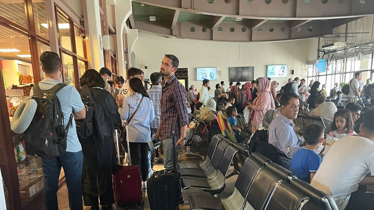 Bandara Kabul Kacau Balau, Warga Afghanistan Panjat Pesawat yang Mau Lepas Landas
