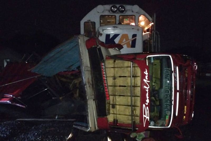 Truk Pembawa Pupuk Remuk Tertabrak Kereta di Cilacap, PT KAI Rugi Besar