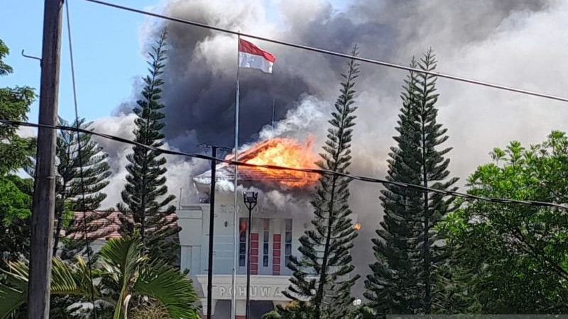 Demo di Pohuwato Gorontalo Ricuh: Kantor Bupati Dibakar, Gedung DPRD Dirusak, 10 Polisi Luka-luka
