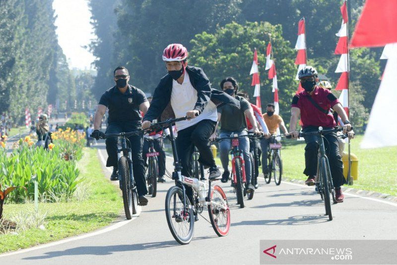 Sepedaan Bareng, Kaesang Protes Fotonya Tak Ada Dalam Unggahan Jokowi