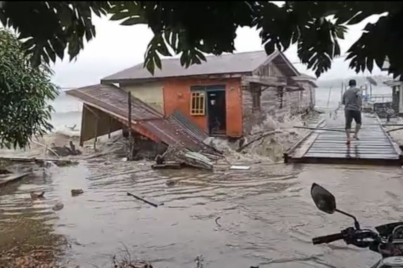 Angin Kencang Rusak Rumah Warga di Lingga Riau, Tiga Keluarga Diungsikan
