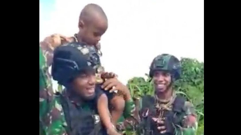 Viral Bocah Papua Nangis Tak Mau Ditinggal Prajurit TNI