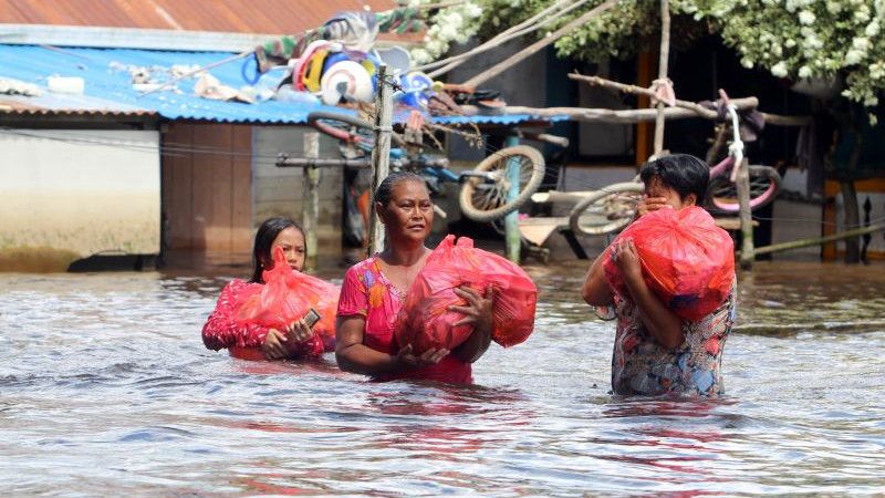 Baliho Puan di Kalimantan Barat Temani Warga Hadapi Banjir, Netizen: Alhamdulillah...